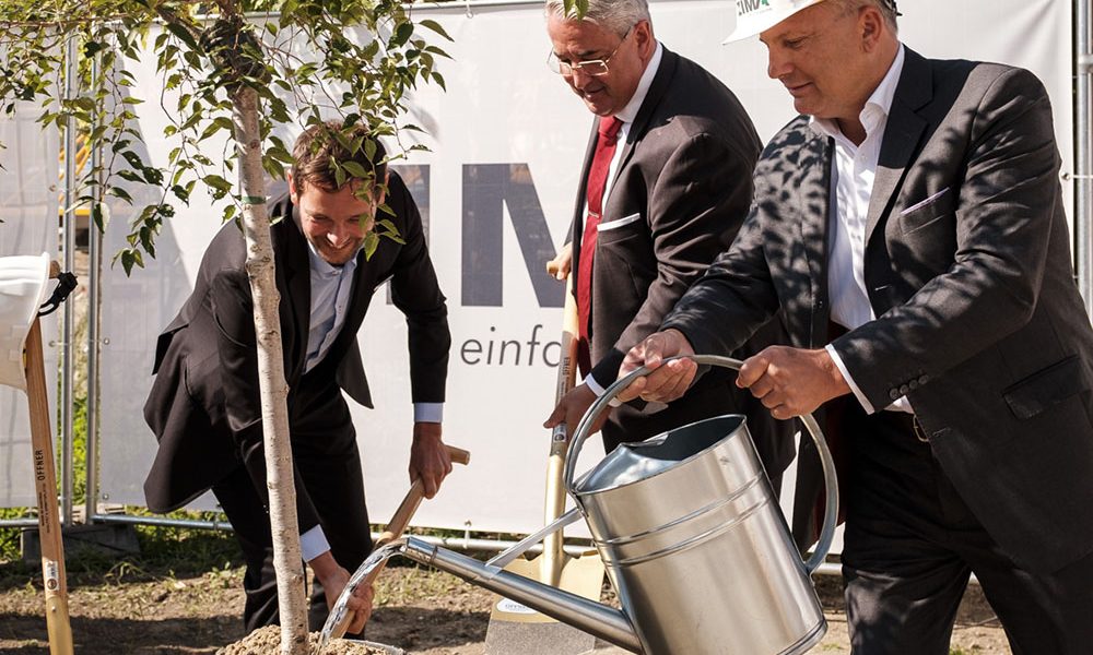 Thomas Thaler (ZIMA Wien), Ernst Nevrivy (Bezirksvorsteher) und Erwin Brauchart (ZIMA Wien) pflanzten im Rahmen des Spatenstichs einen Kirschbaum
