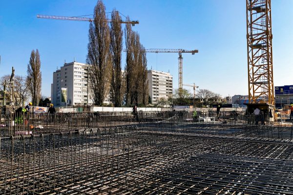 Baustelle der Wohnanlage Attemsgarten in Wien-Donaustadt mit Baustahl für die Bewehrung des UG