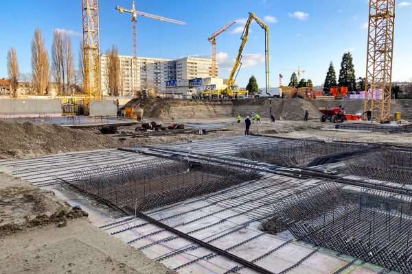 Baustelle Attemsgarten in Wien mit Kräne und Arbeiter arbeiten an Bodenplatte