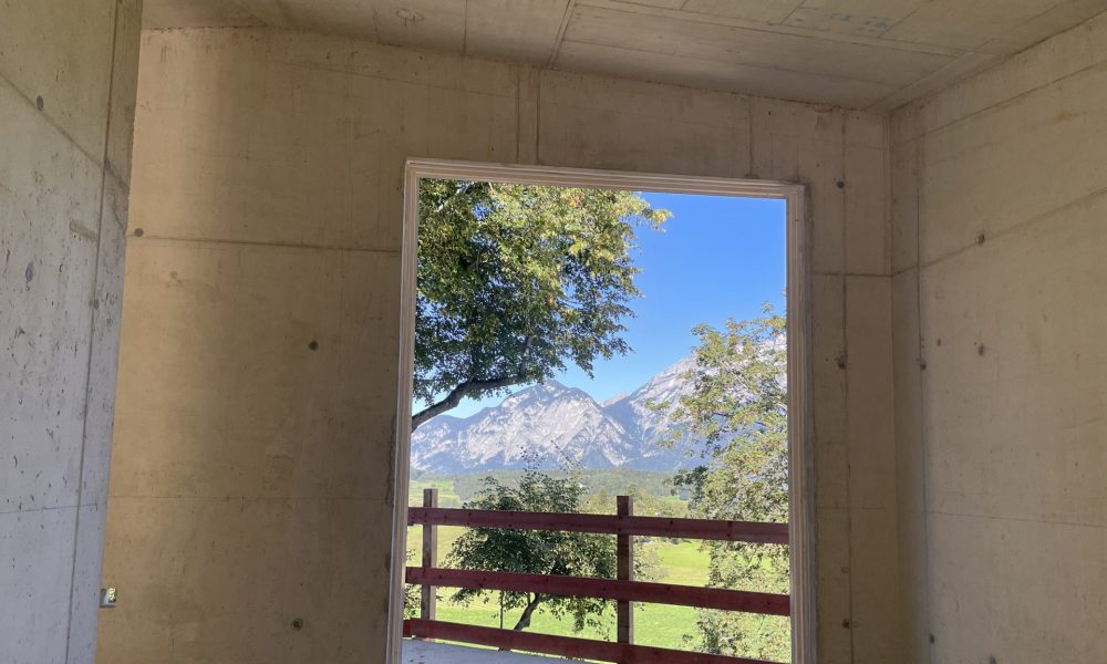 Baustelle, Blick durch Fenster auf Berge