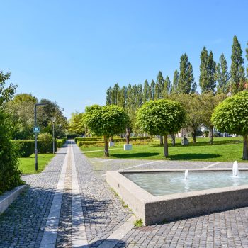 Parkanlage in Gersthofen mit Wasserspiel und Bäumen
