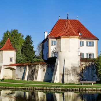 Schloss Blutenburg in München mit umgebenden Schlossgraben