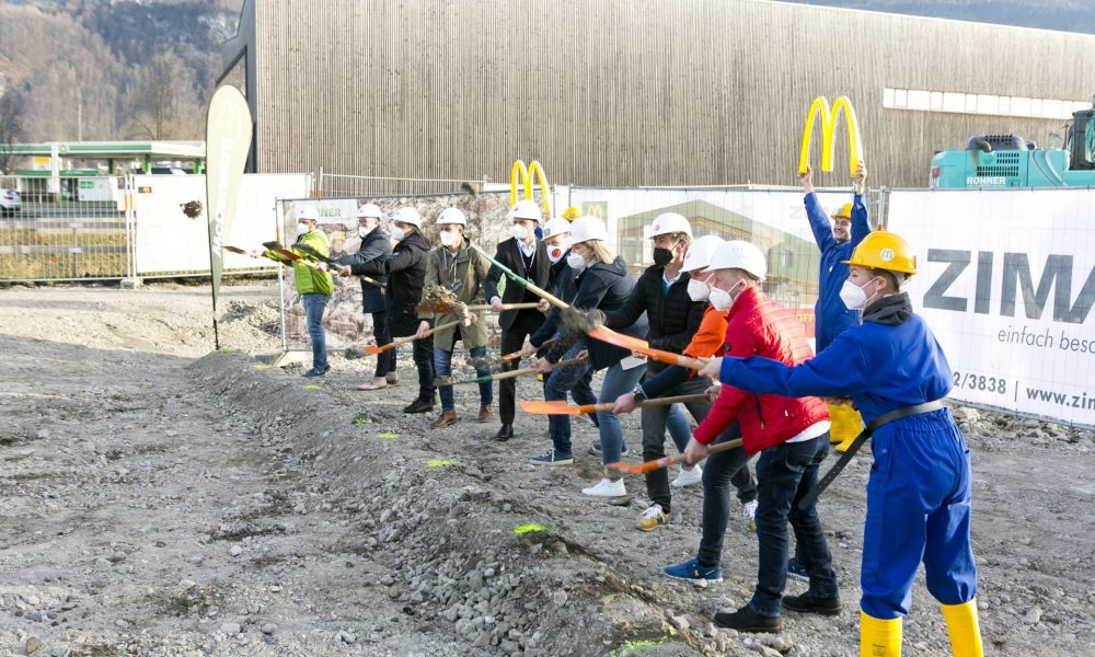 Projektbeteiligte vollziehen Spatenstich auf Baufeld McDonald's Hohenems