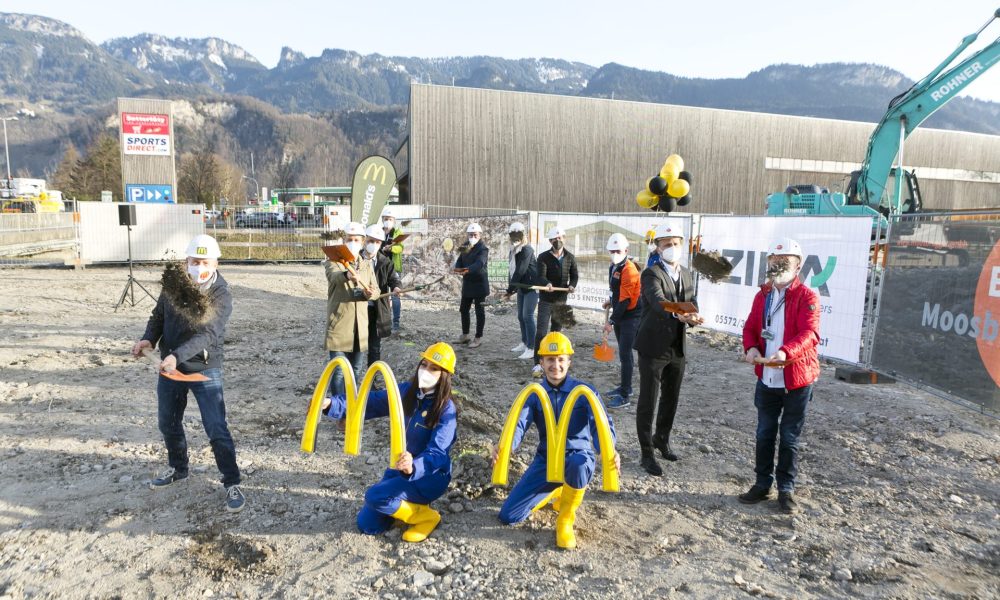 Baufeld Neubau McDonald's Hohenems mit Projektbeteiligten als Gäste des offiziellen Spatenstichs