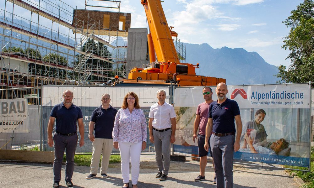 Mit dabei beim Start der purelivin Modulmontage in Schruns: V.l.n.r.: J. Kaufmann (Architekt), K. Popovic (purelivin), A. Schalegg (Alpenländische), G. Lussnig (purelivin), M. Allgäuer (Alpenländische), J. Kuster (Bürgermeister Schruns)