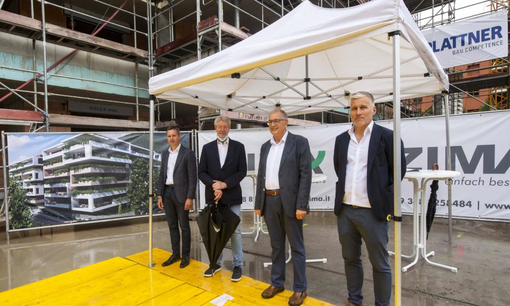 Vertreter der Stadt Bozen und von ZIMA beim Pressegespräch auf der Baustelle des ZIMA Projekts Leegtorweg in Bozen