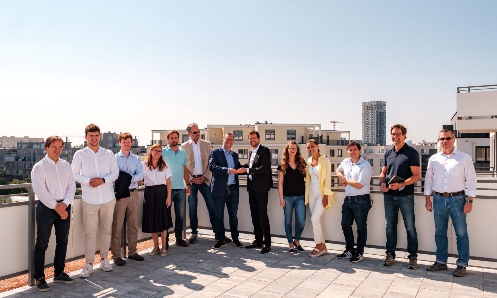 Partner, Projektbeteiligte und Vertreter der ZIMA Wien Gmbh sowie AURIS Immo Solutions GmbH auf dem Dach des übergebenen Bauteils der Kirschblüte