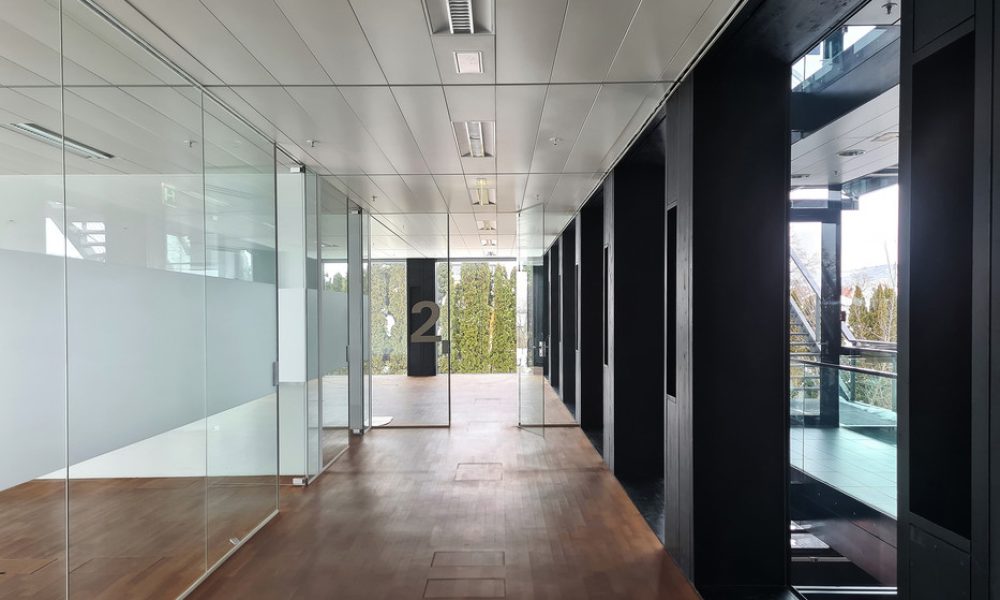 Gewerbefläche bzw. Büroraum im element, Glaselemente, Holzboden, helle große Räumlichkeiten