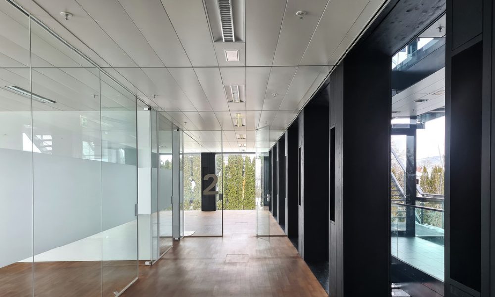 Gewerbefläche bzw. Büroraum im element, Glaselemente, Holzboden, helle große Räumlichkeiten